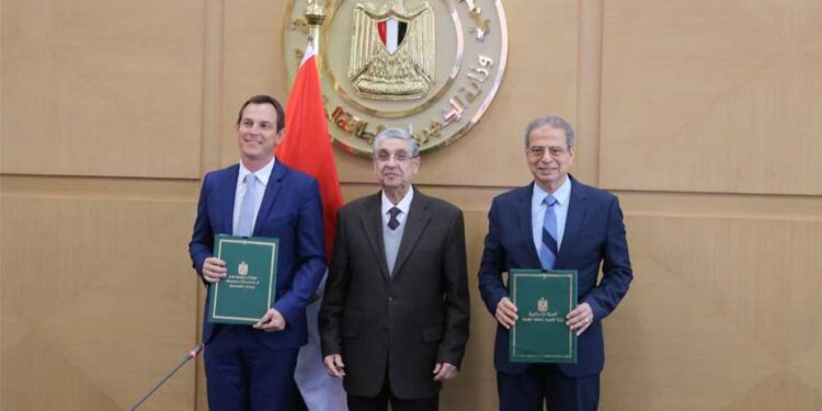 القابضة للكهرباء توقع بروتوكول تعاون مع “شنايدر إليكتريك مصر” لتحسين الفقد بالشبكة