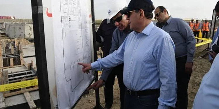 وزير البترول يتفقد الأعمال الإنشائية لمصنع السويس لمشتقات الميثانول بميناء دمياط