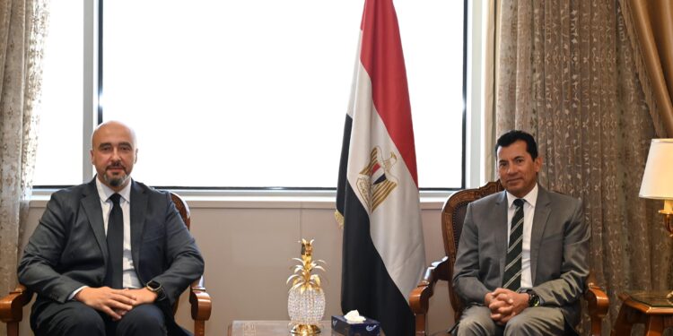 وزير الشباب والرياضة يلتقي رئيس مجلس إدارة أليانز مصر