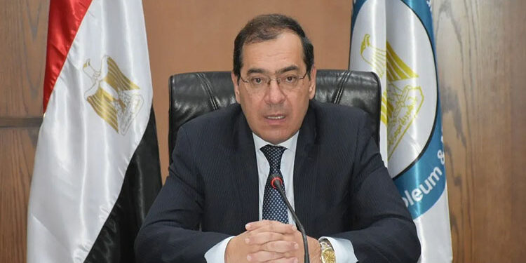 وزير البترول يتفقد مصنع السويس لمشتقات الميثانول بميناء دمياط