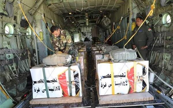 مصر تواصل أعمال الجسر الجوى لإسقاط المساعدات الإنسانية والإغاثية على شمال قطاع غزة