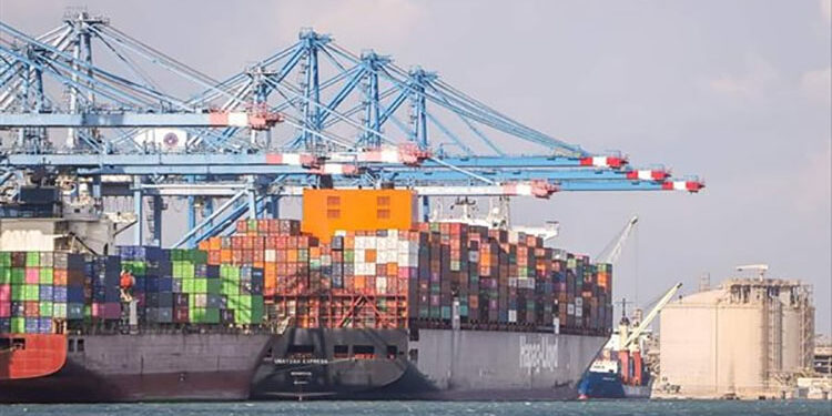 ميناء دمياط يستقبل 34 سفينة حاويات وبضائع عامة