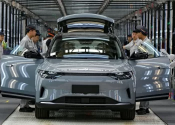 بايدن يطالب بحظر السيارات الكهربائية صينية الصنع