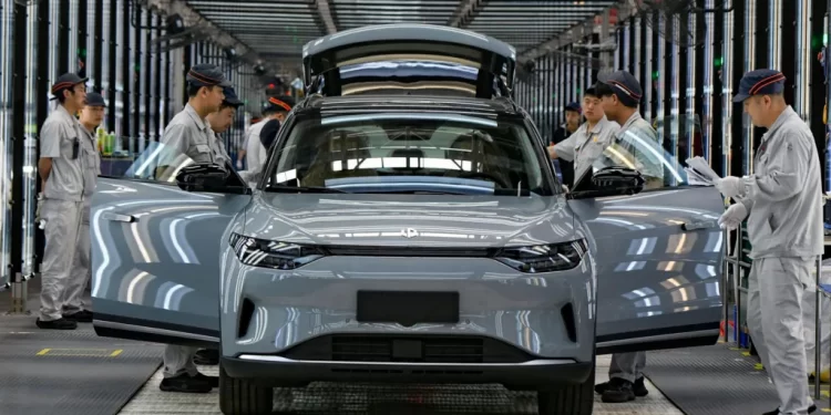 بايدن يطالب بحظر السيارات الكهربائية صينية الصنع