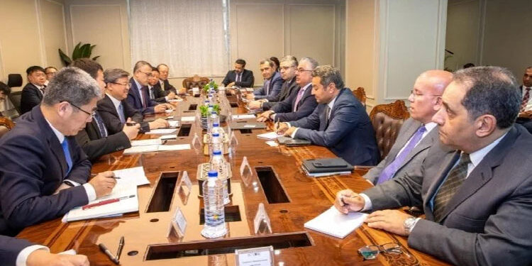 اقتصادية قناة السويس توقع عقد مشروع شين فينج الصينية لمنتجات الحديد بالمنطقة الصناعية بالسخنة