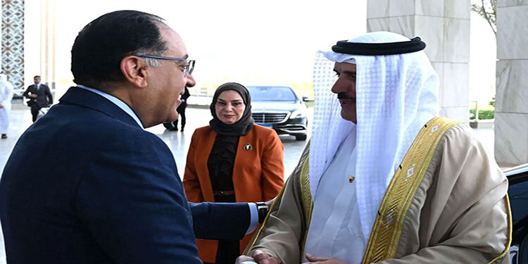 مدبولي يستقبل رئيس مجلس النواب البحريني والوفد المرافق له