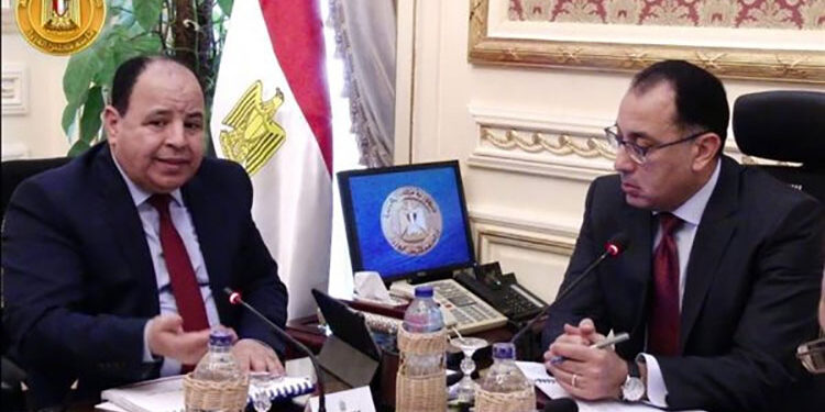 مدبولي يستعرض مع وزير المالية مقترح وثيقة السياسة الضريبية لمصر 2024 – 2030