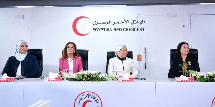 انتصار السيسى وحرم رئيس مجلس رئاسة البوسنة والهرسك تتفقدان غرفة عمليات الهلال الأحمر