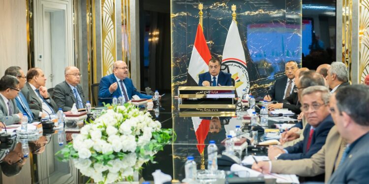 وزير الإنتاج الحربي يتابع موقف موازنة الشركات والوحدات للعام المالي 2023 ـ 2024