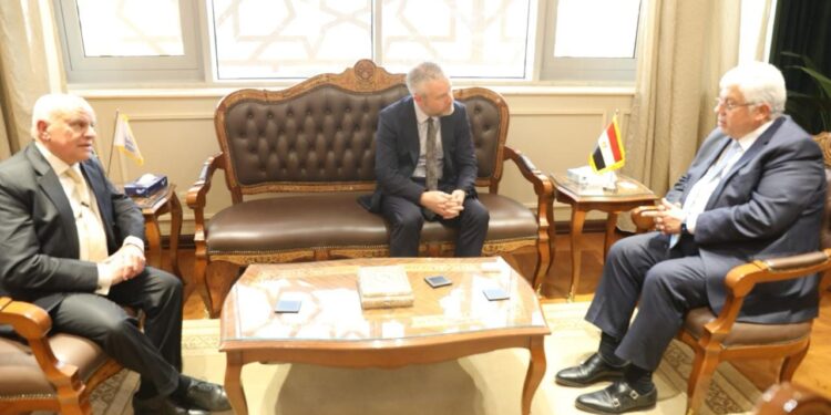 وزير التعليم العالي يلتقي نائب رئيس جامعة لندن لبحث سبل التعاون المشترك