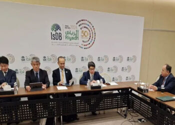 وزير المالية بلتقي محافظ بنك اليابان الدولي على هامش المنتدى الاقتصادي بالسعودية