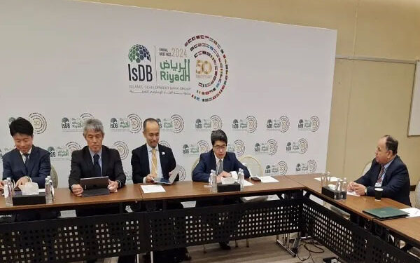 وزير المالية بلتقي محافظ بنك اليابان الدولي على هامش المنتدى الاقتصادي بالسعودية