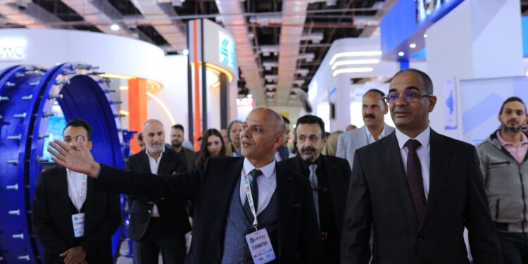 نائب وزير الاسكان يتفقد جناح «الدولية لصهر المعادن» في معرض وتريكس للبنية التحتية