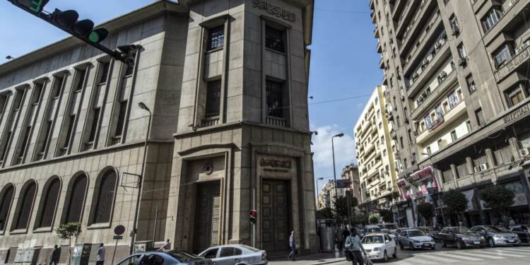 تعطيل العمل بالبنوك الأحد والإثنين المقبلين بمناسبة عيد العمال وشم النسيم