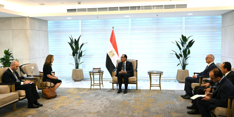 رئيس الوزراء: الدعم الذى تتلقاه مصر من المجتمع الدولى لا يتناسب مع ما تتحمله من أعباء لتوفير حياة كريمة للوافدين