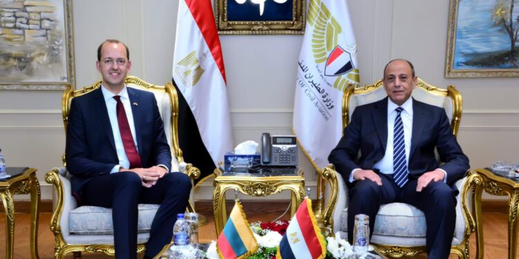 وزير الطيران المدني يبحث مع وزير النقل في ليتوانيا التعاون المشترك في النقـل الجوي