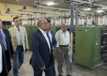 وزير قطاع الأعمال يتفقد مصانع شركة مصر شبين الكوم للغزل والنسيج بمحافظة المنوفية