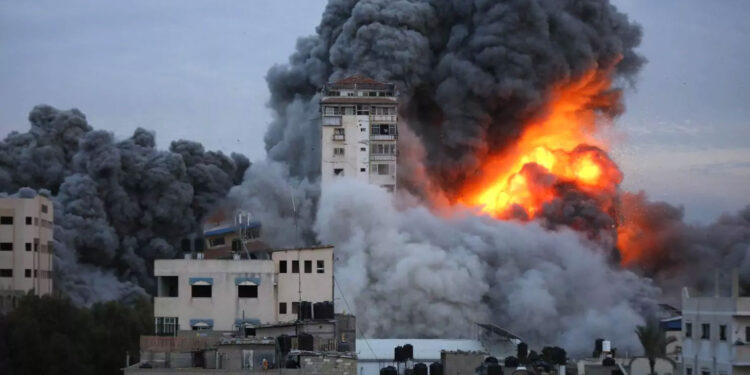 قصف مدفعي إسرائيلي عنيف يستهدف شرقي مدينة رفح جنوب قطاع غزة