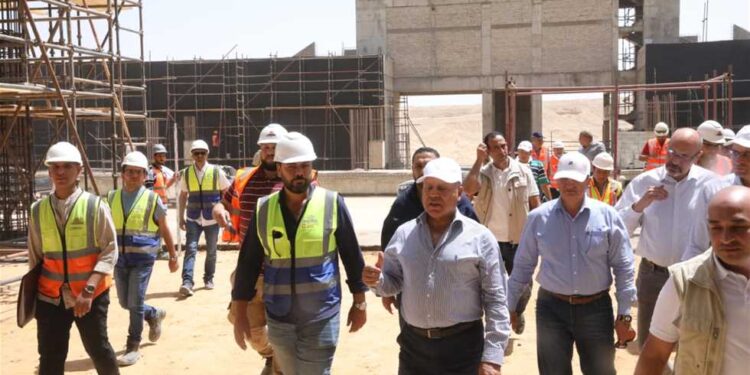 وزير النقل يتفقد نسب تنفيذ الخط الأول للقطار السريع السخنة/ العلمين/ مطروح