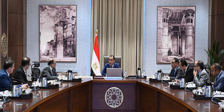 رئيس الوزراء يعقد اجتماعًا بشأن تيسير الإجراءات المطلوبة لتعزيز حجم الصادرات الدوائية