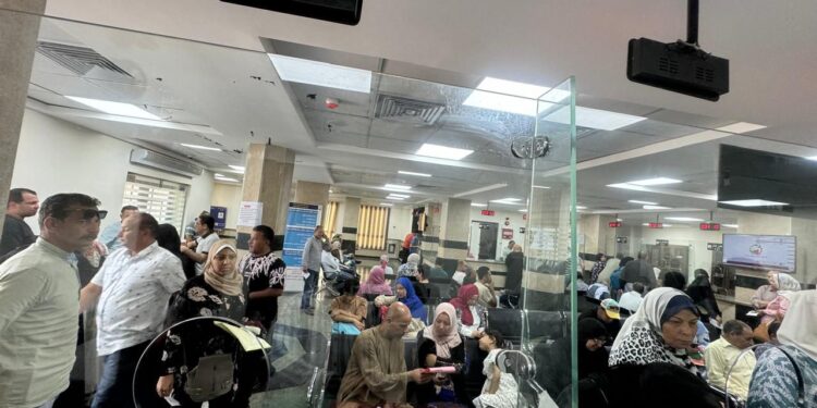 رئيس جهاز العبور الجديدة يتابع سير العمل بمركز خدمة تقنين أوضاع المناطق المضافة للمدينة