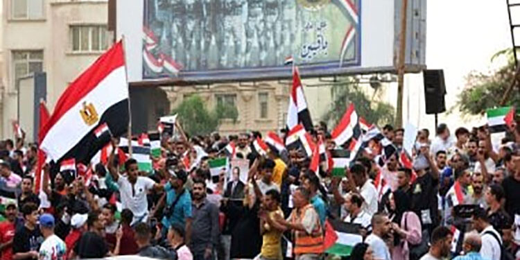 الآلاف يتظاهرون بالجيزة وسوهاج لدعم فلسطين وجهود الرئيس السيسى