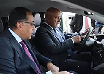 رئيس الوزراء يتفقد سيارات “تاكسي العاصمة” أمام مقر المجلس بالعاصمة الإدارية