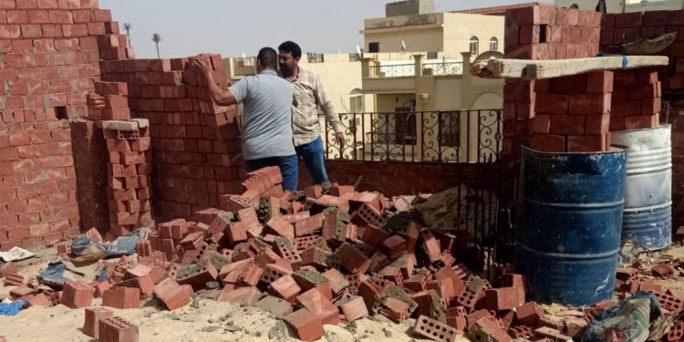 بالصور.. حملات إيقاف وإزالة مخالفات بناء بالشروق والشيخ زايد والعبور