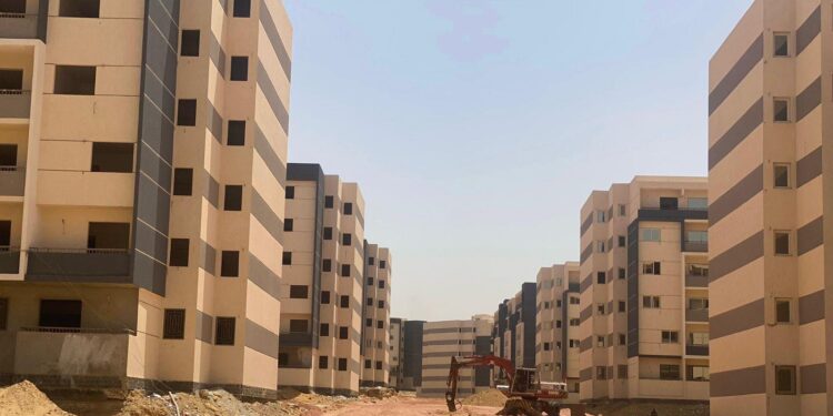 جهاز القاهرة الجديدة: تنفيذ طرق جديدة بالتجمع السادس ووحدات سكن لكل المصريين