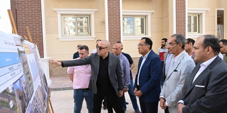 رئيس الوزراء يتفقد التجمع العمراني “صوارى” بمنطقة غرب كارفور