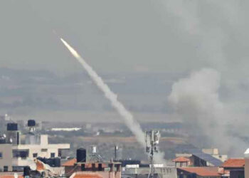 إعلام إسرائيلي: إطلاق صاروخين من وسط قطاع غزة سقط أحدهما قرب بئر السبع