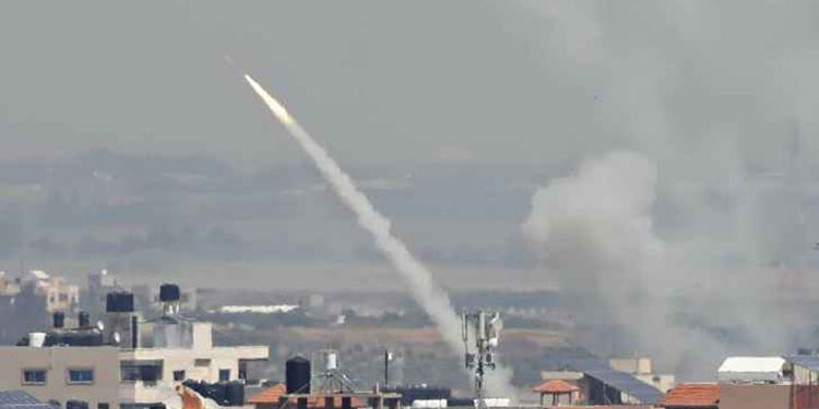 إعلام إسرائيلي: إطلاق صاروخين من وسط قطاع غزة سقط أحدهما قرب بئر السبع