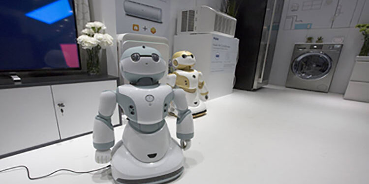 روبوت يركض ويقوم بالأعمال المنزلية