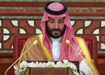 ولي العهد السعودي يدعو لوقف أي أنشطة تؤثر على الملاحة بالبحر الأحمر