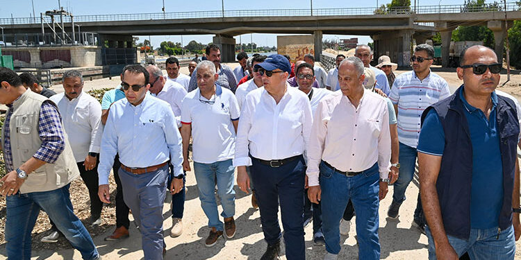 وزير الري يتفقد حالة الري وتطهيرات الترع بمحافظتى الإسماعيلية والسويس