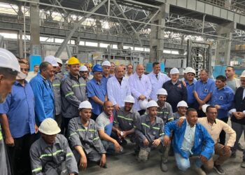 وزير قطاع الأعمال ومحافظ قنا في جولة تفقدية لمصانع مجمع الألومنيوم بنجع حمادي