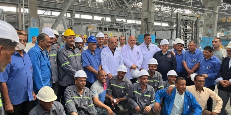 وزير قطاع الأعمال ومحافظ قنا في جولة تفقدية لمصانع مجمع الألومنيوم بنجع حمادي