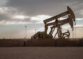 النفط يتراجع بعد ارتفاع مفاجئ في مخزونات البنزين الأميركية