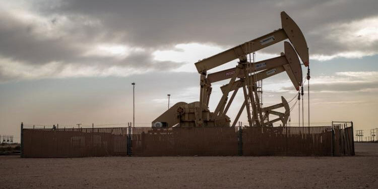 النفط يتراجع بعد ارتفاع مفاجئ في مخزونات البنزين الأميركية