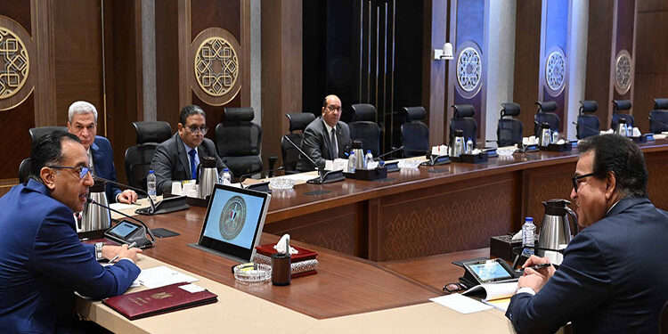 رئيس الوزراء يتابع موقف توافر الأدوية والمستلزمات الطبية