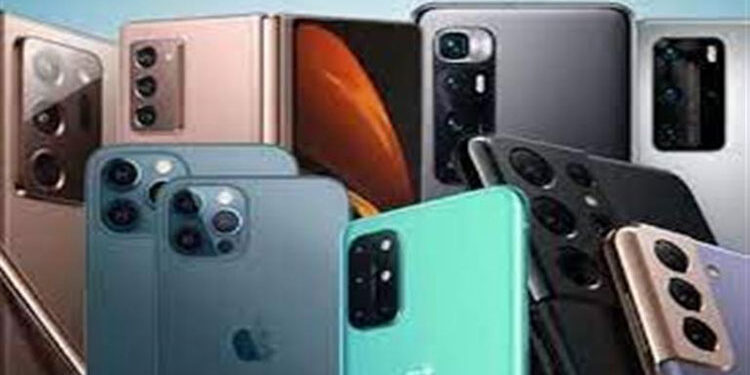 متى تنخفض أسعار الهواتف المحمولة في الأسواق؟.. «الغرفة التجارية» تُجيب