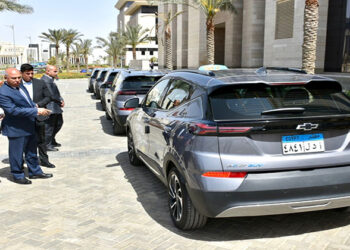 وزير النقل يتفقد المرحلة الأولى من السيارات الكهربائية التي تخدم المواطنين بالعاصمة