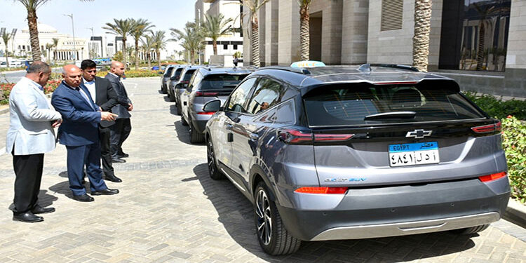 وزير النقل يتفقد المرحلة الأولى من السيارات الكهربائية التي تخدم المواطنين بالعاصمة