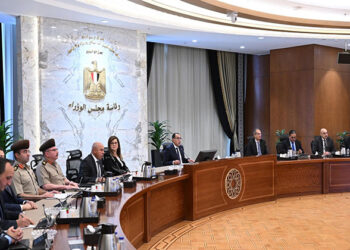 رئيس الوزراء يلتقى مسئولى إحدى الشركات المتخصصة فى الرى تحت السطحى