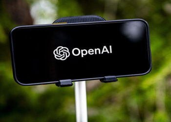 أبل تقترب من إتمام صفقة مع شركة OpenAI لصالح آيفون
