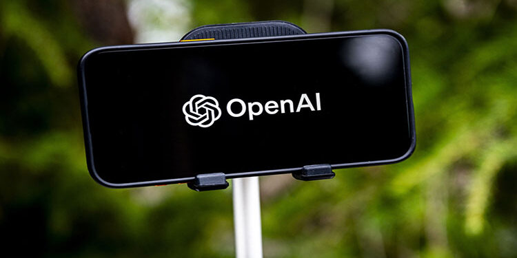 أبل تقترب من إتمام صفقة مع شركة OpenAI لصالح آيفون