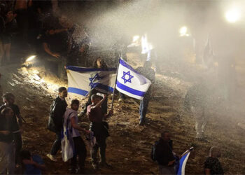 المئات من الإسرائيليين يتظاهرون أمام منزل “بيني جانتس” بسبب حماس