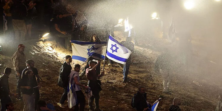 المئات من الإسرائيليين يتظاهرون أمام منزل “بيني جانتس” بسبب حماس