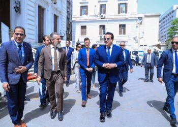 وزير الصحة يشهد تسلم 22 سيارة نفايات طبية خطرة