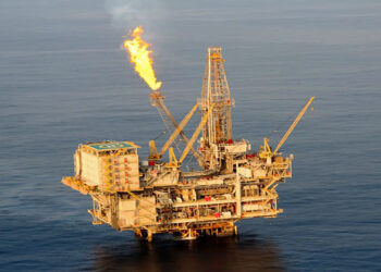 النفط يهبط 1% لأدنى مستوى في 11 أسبوعاً بعد توقعات وكالة الطاقة